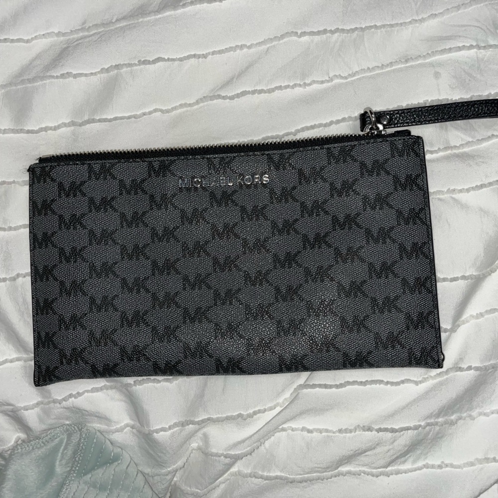 Black MK bag. Perfect for night out, running errands etc ..